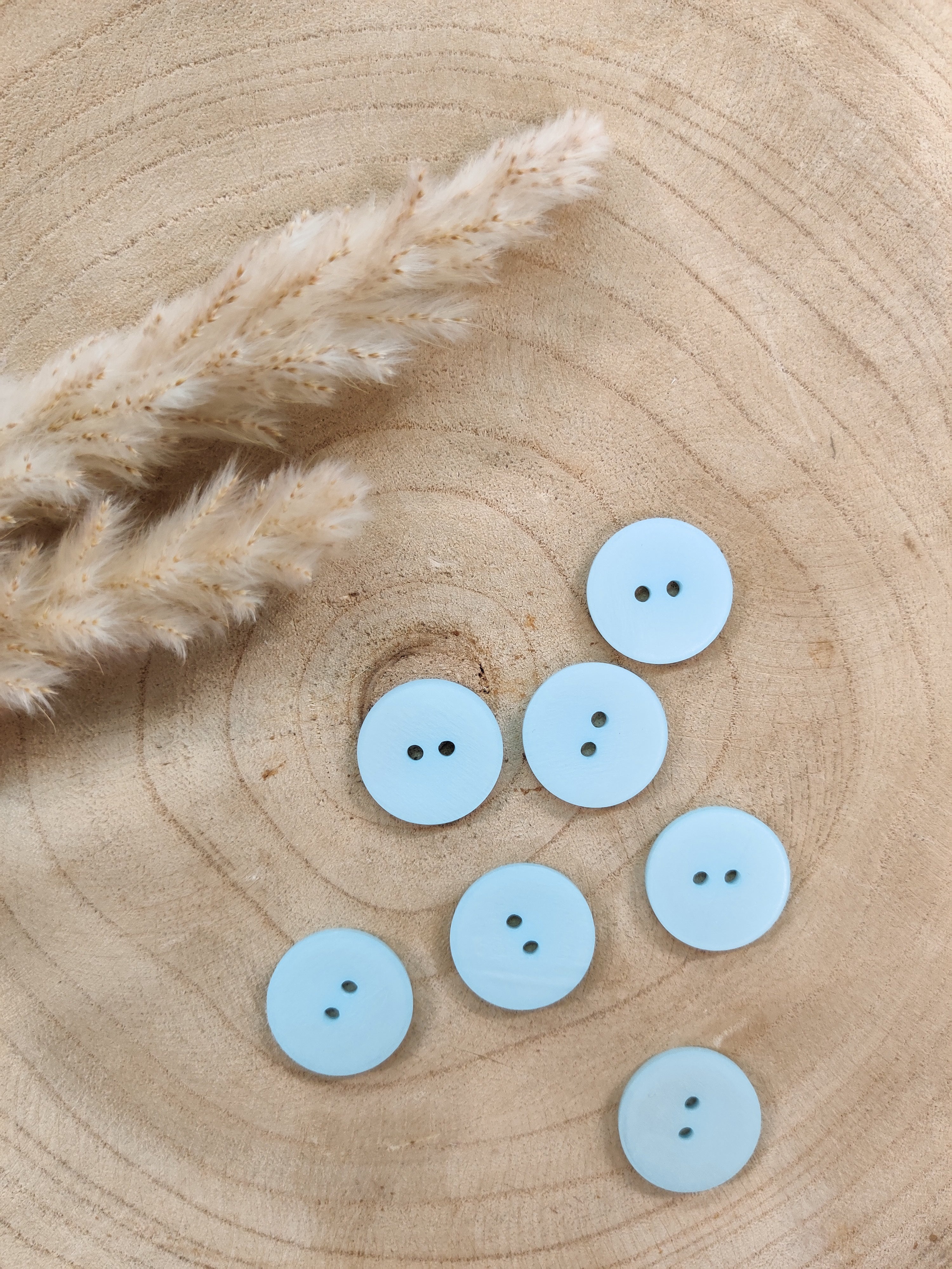 Boutons satinés 2 trous - Bleu clair - 23 mm de diamètre