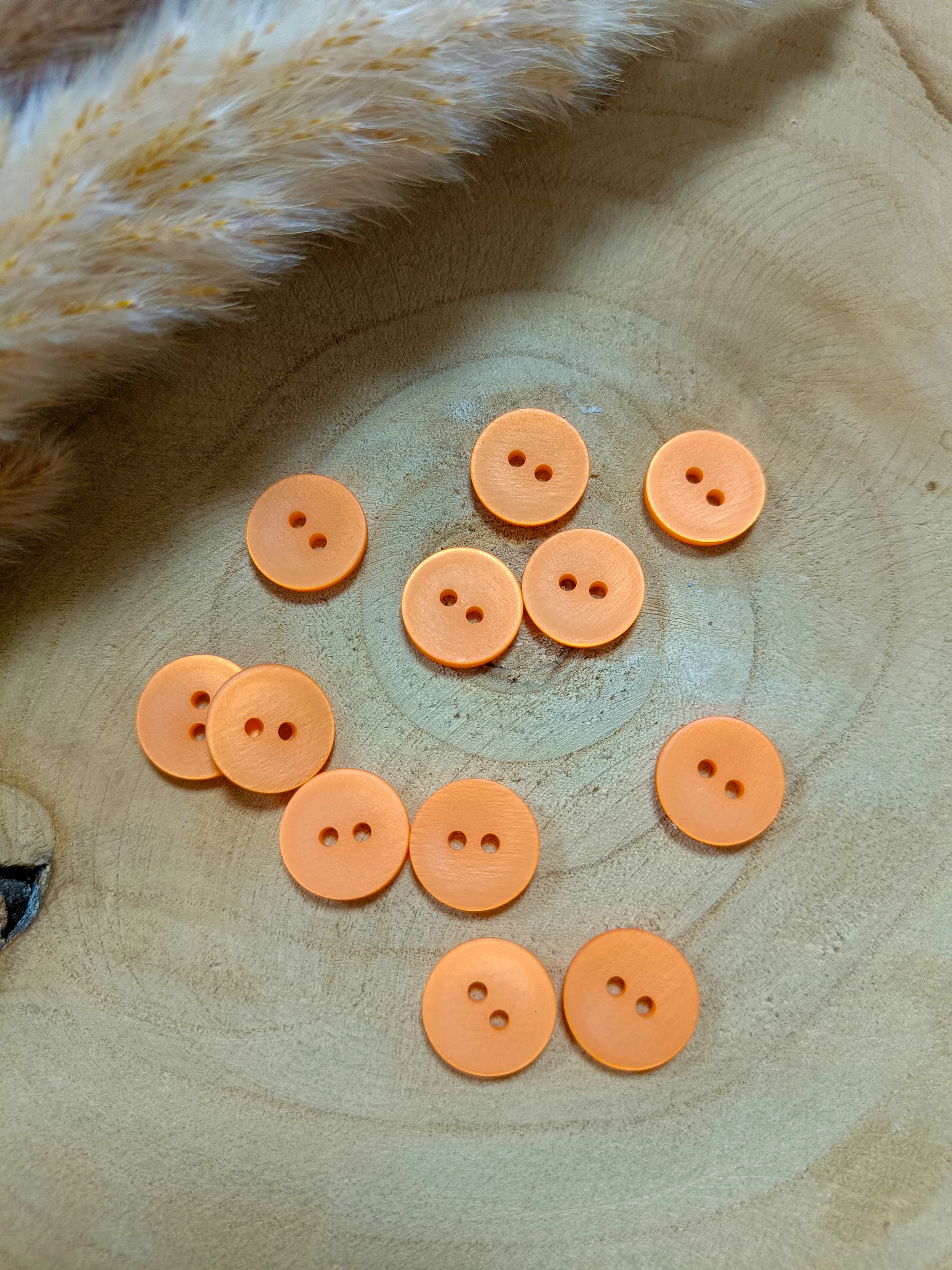 Boutons satinés 2 trous - Orange doux - 15 mm de diamètre