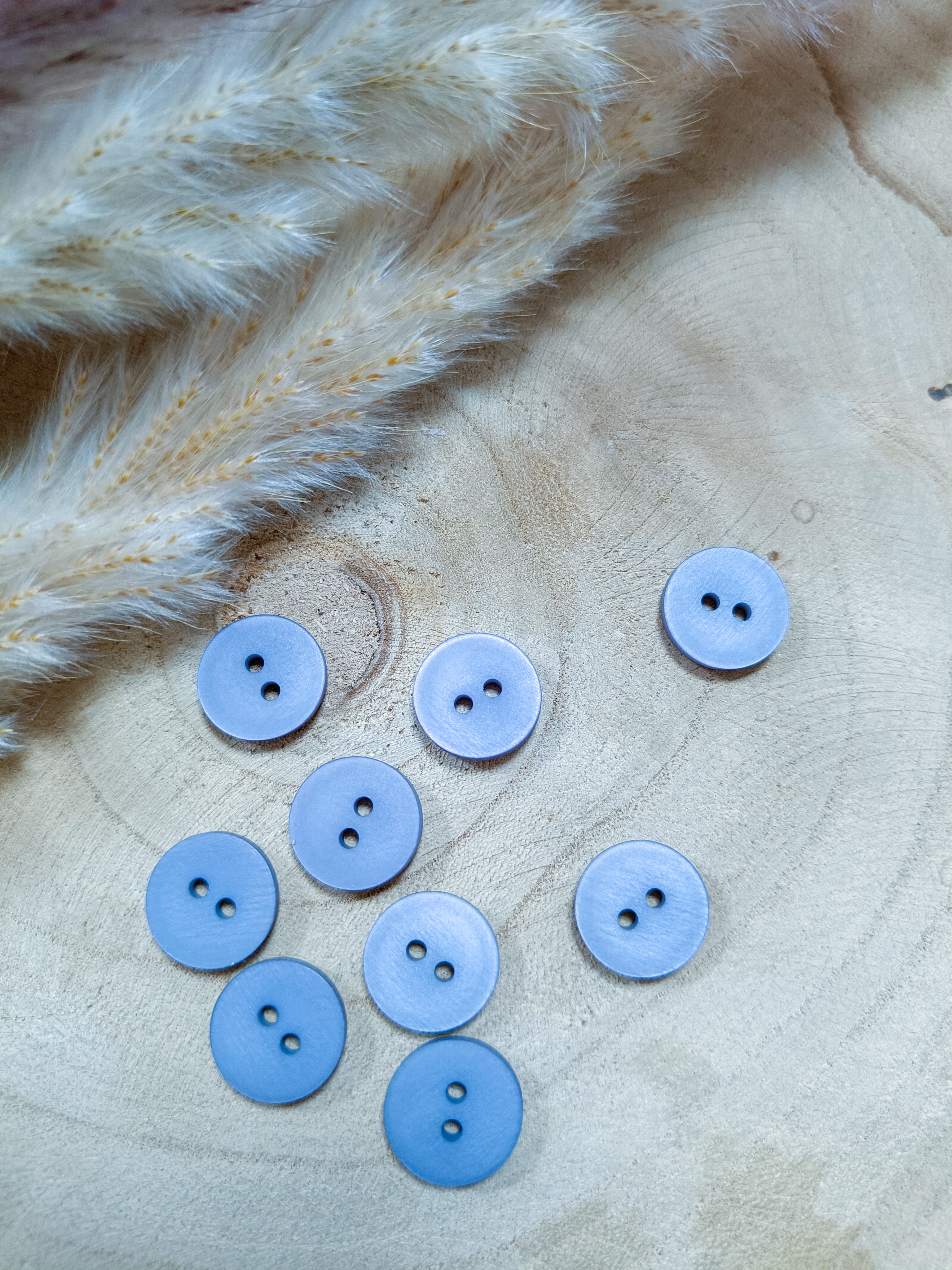 Boutons satinés 2 trous - Gris bleuté - 15 mm de diamètre