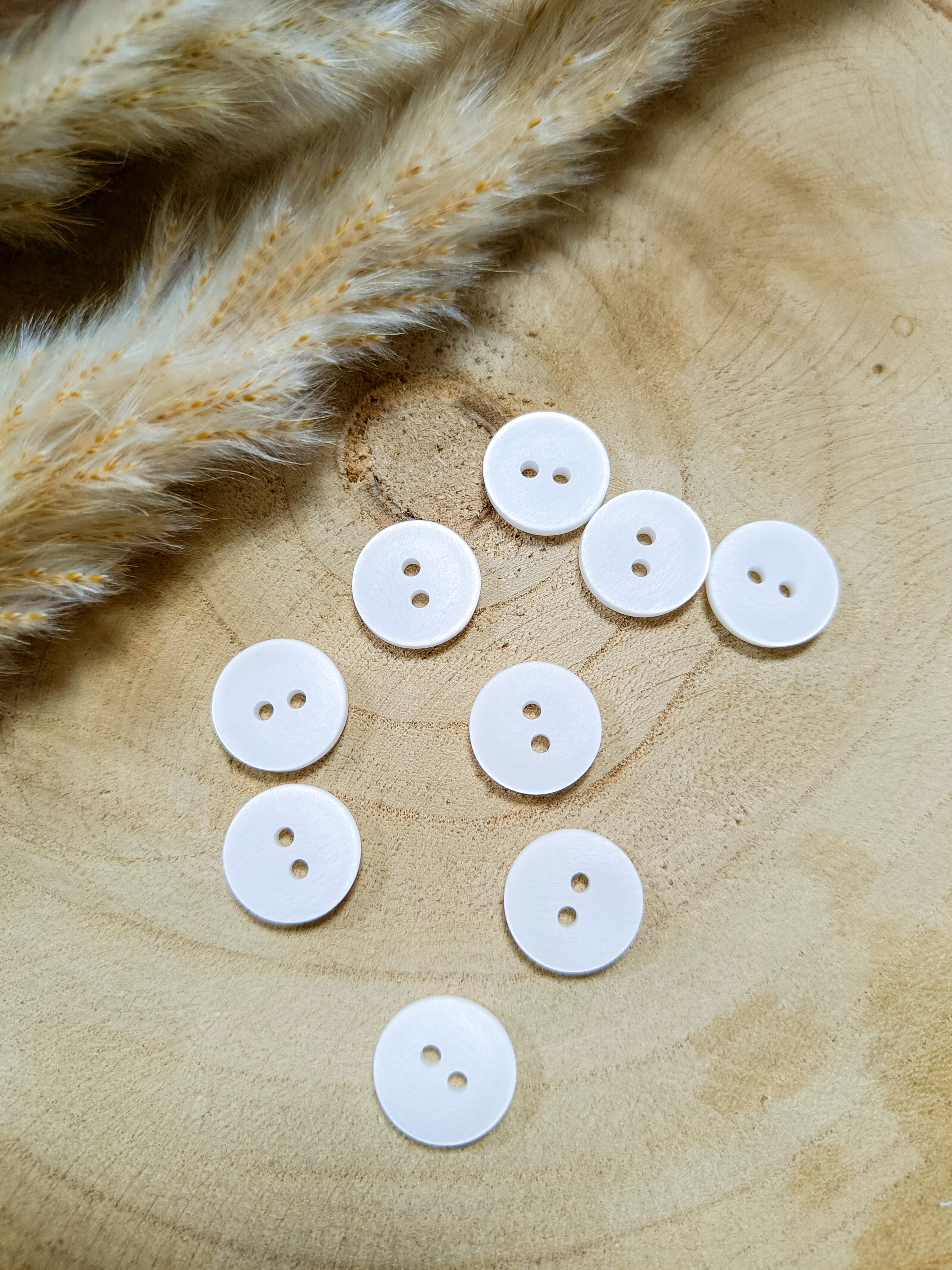 Boutons satinés 2 trous - Blancs - 15 mm de diamètre