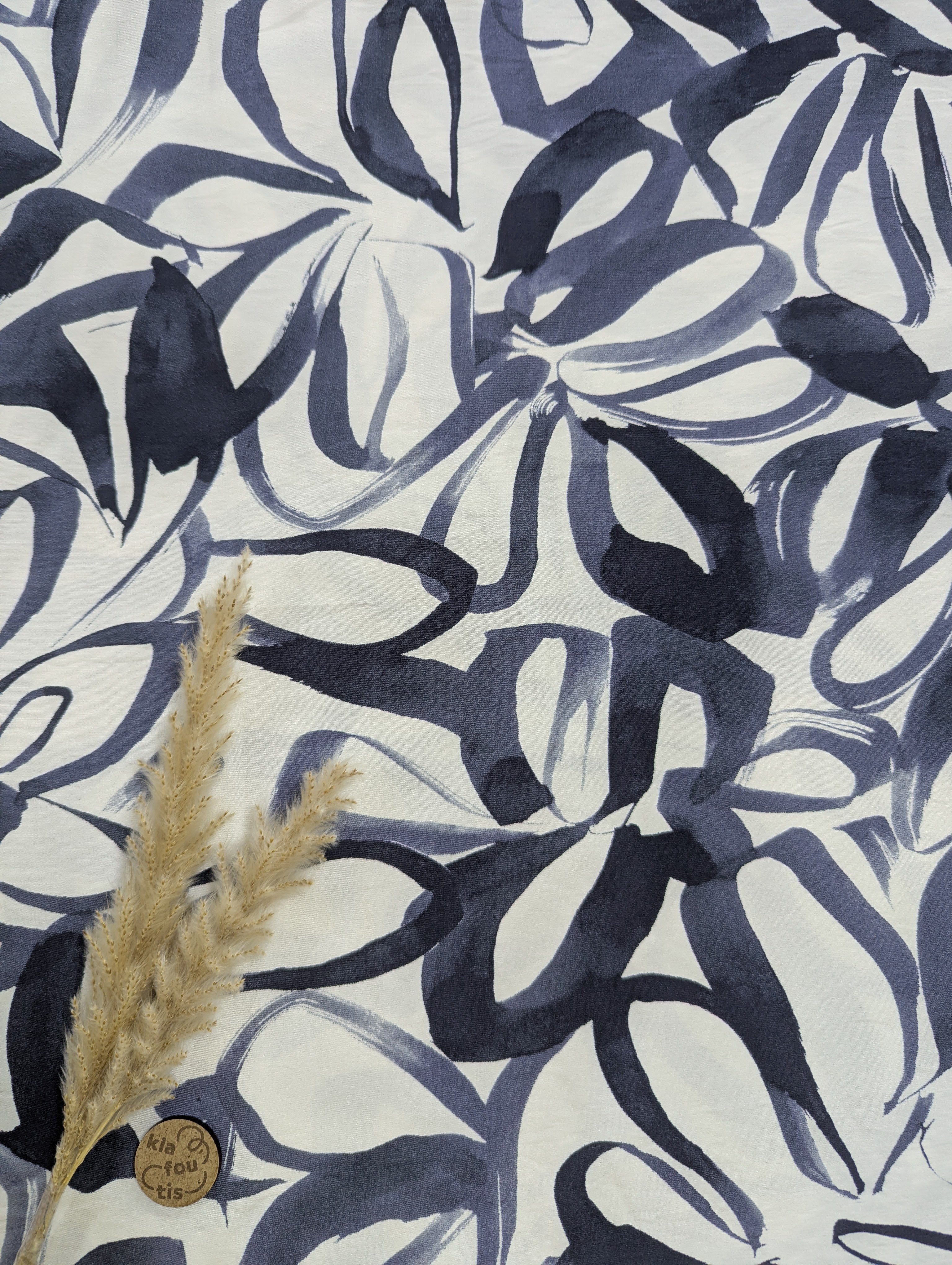Popeline de viscose écru - traits fleuris bleu acier