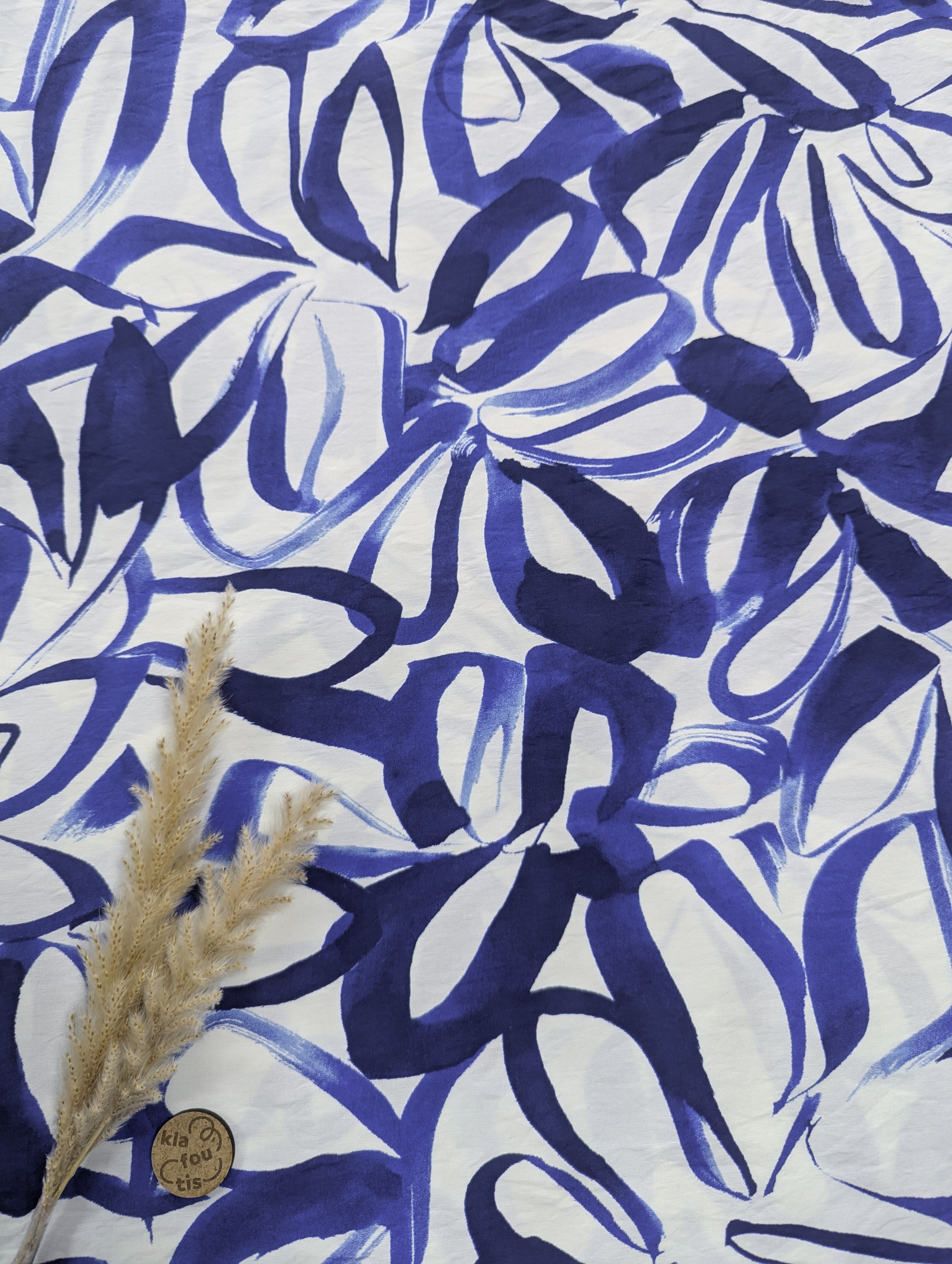 Popeline de viscose écru - traits fleuris bleus