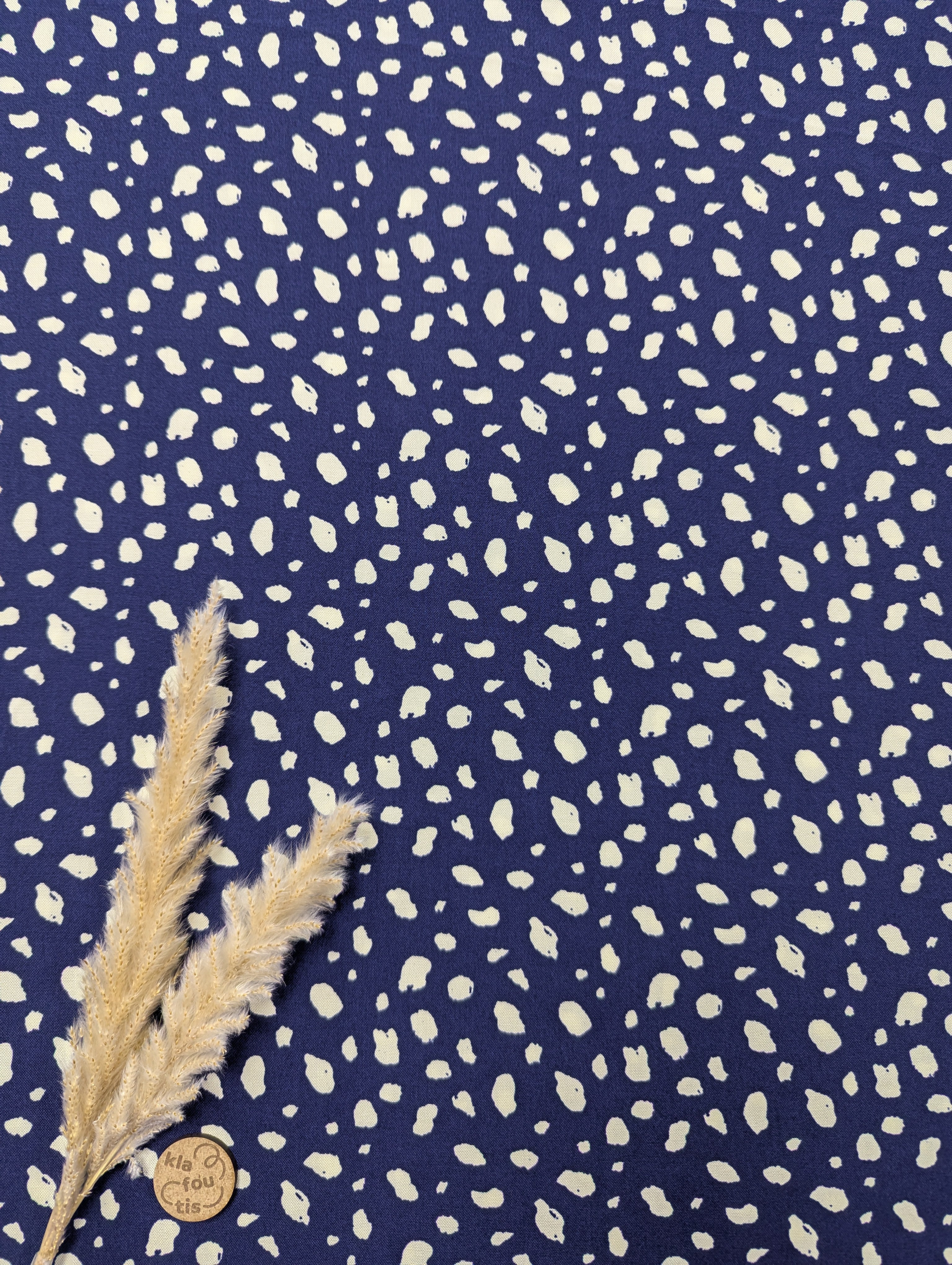 Popeline de viscose bleue à taches blanches